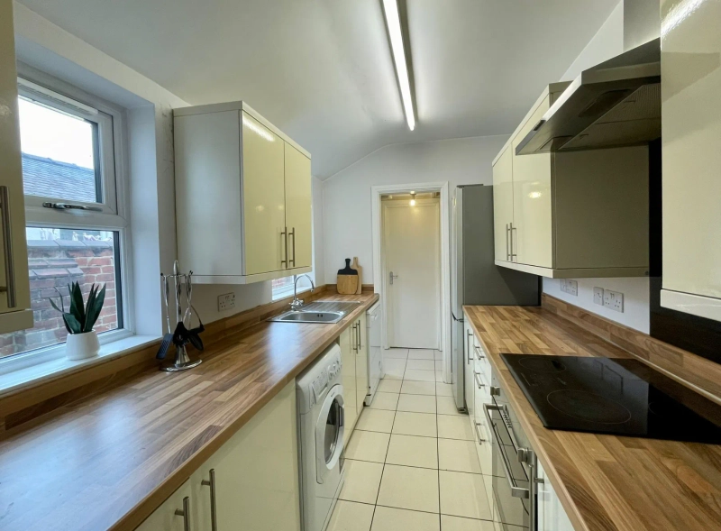 3 Bed - Bills Inclusive - Severn Street - Thumbnail 2